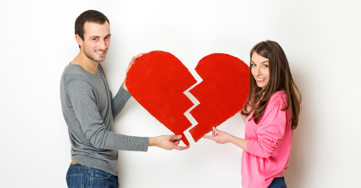 Muž a žena držia dve polovice zlomeného srdca - symbol rozhodovania, či ešte skúsiť poskladať to späť, alebo pustiť a ísť ďalej.